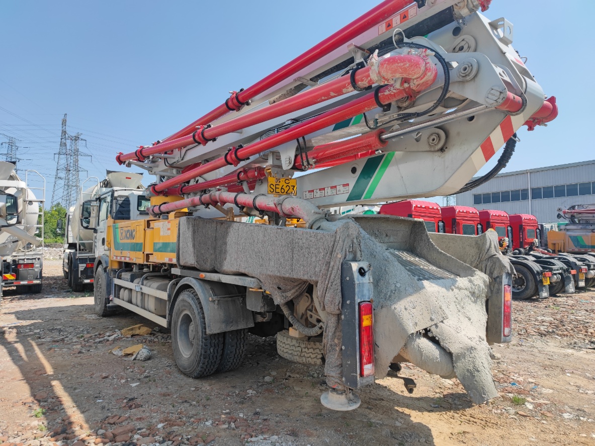 XCMG HB40V 40-meter concrete pump truck