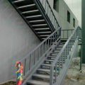 Сборная световая стальная конструкция наружная лестница