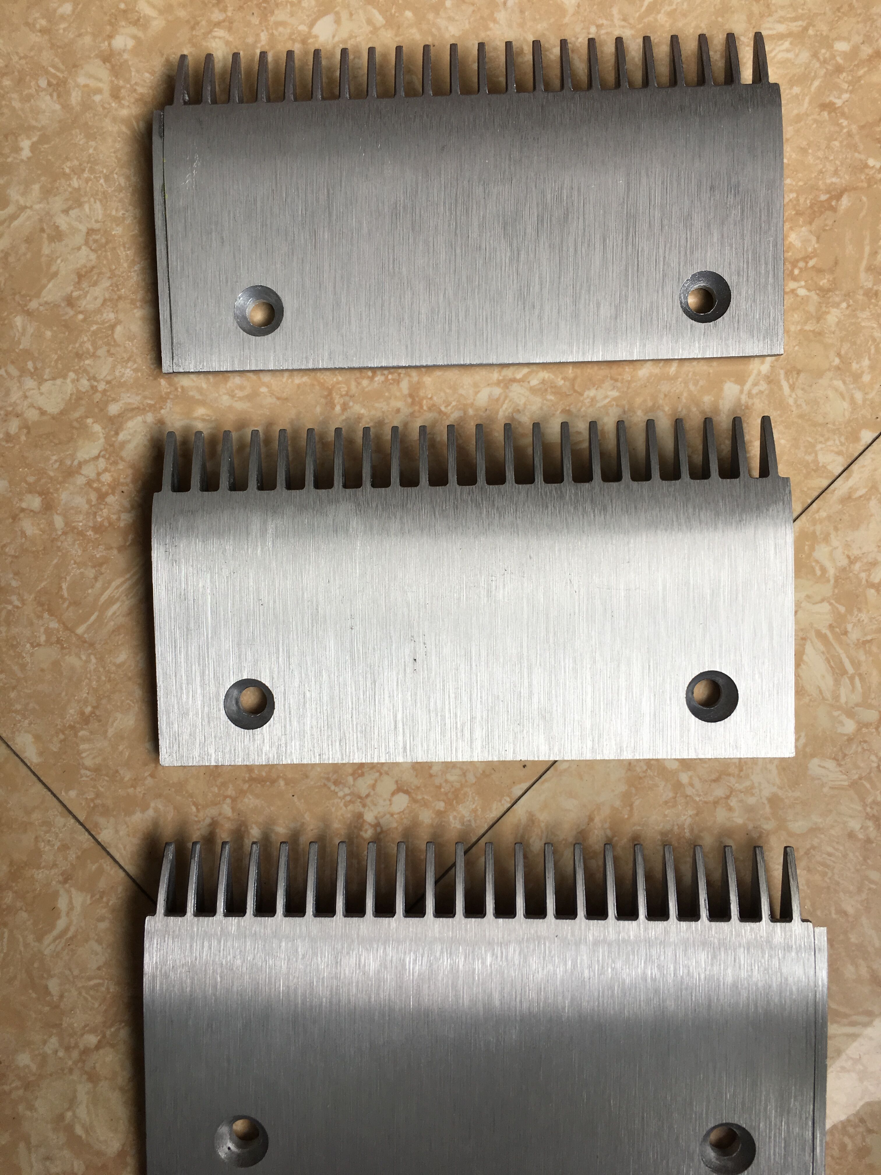 Placa tipo peine de aleación de aluminio para escaleras mecánicas Sch****** 9300 Aluminium Alloy Comb Plate for Sch****** 9300 Escalators
