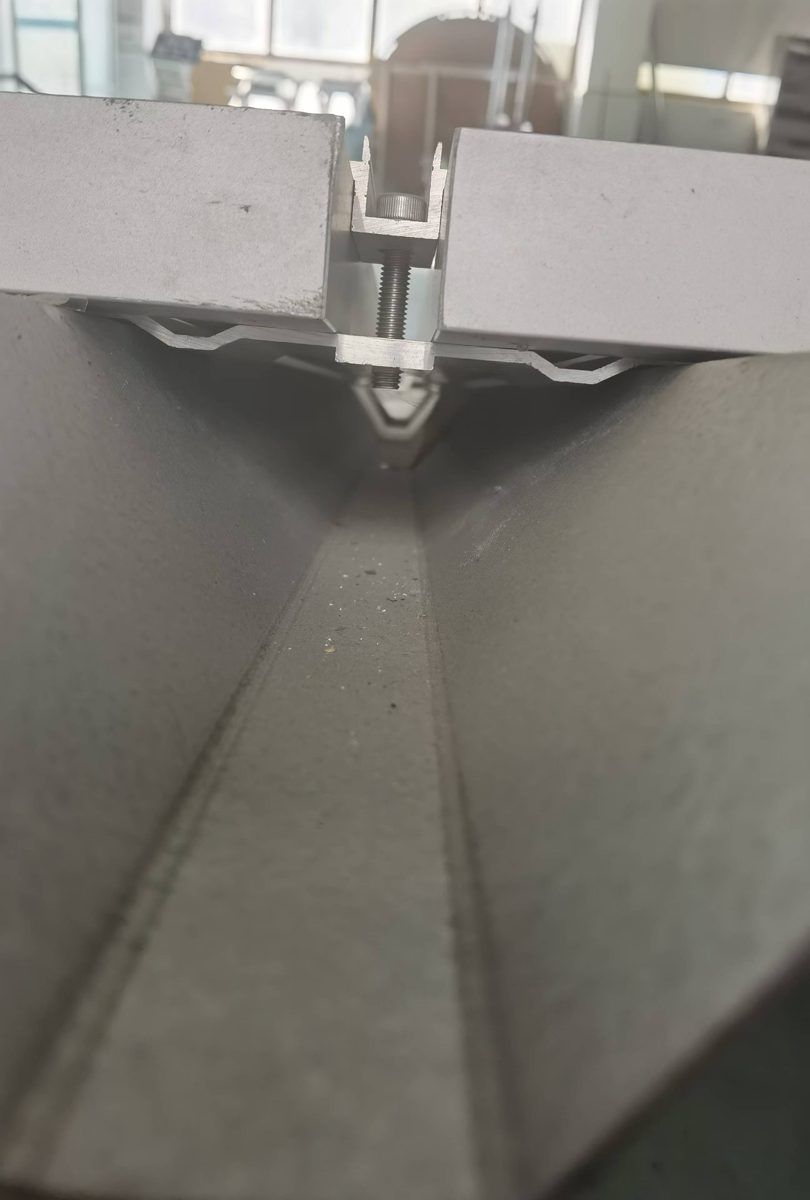Anodized aluminum alloy support in BIPV