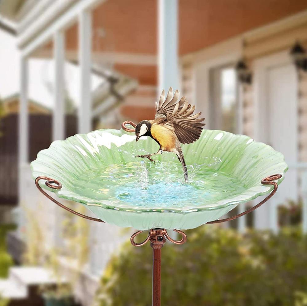 Gaspillage d&#39;oiseau de jardin en verre en verre avec pieu métallique