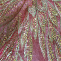 Lantejoulas douradas em malha de flores bordadas em roupas
