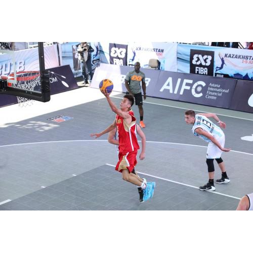 Fiba 3x3 Enlio SES entrelazando las baldosas de la cancha deportiva al aire libre 20