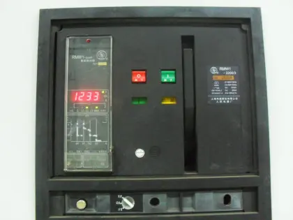 SCHNEIDER CIRCUIT BREAKER