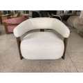 Chaise lounge minimalista de madera maciza con sofá de tela