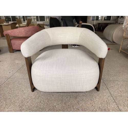 Chaise lounge minimalista de madera maciza con sofá de tela
