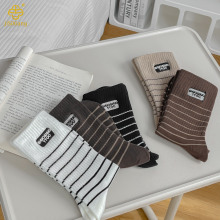 한국 줄무늬 편지 자수, 중간 튜브 양말, 대학 스타일
