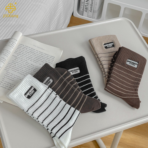 한국 줄무늬 편지 자수, 중간 튜브 양말, 대학 스타일