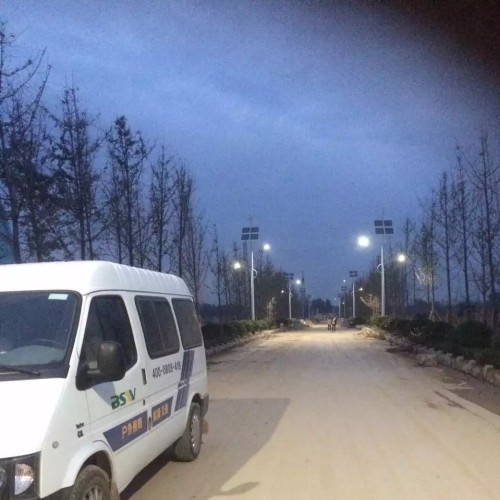 Turbinas de viento verticales Energía solar híbrida Alumbrado público