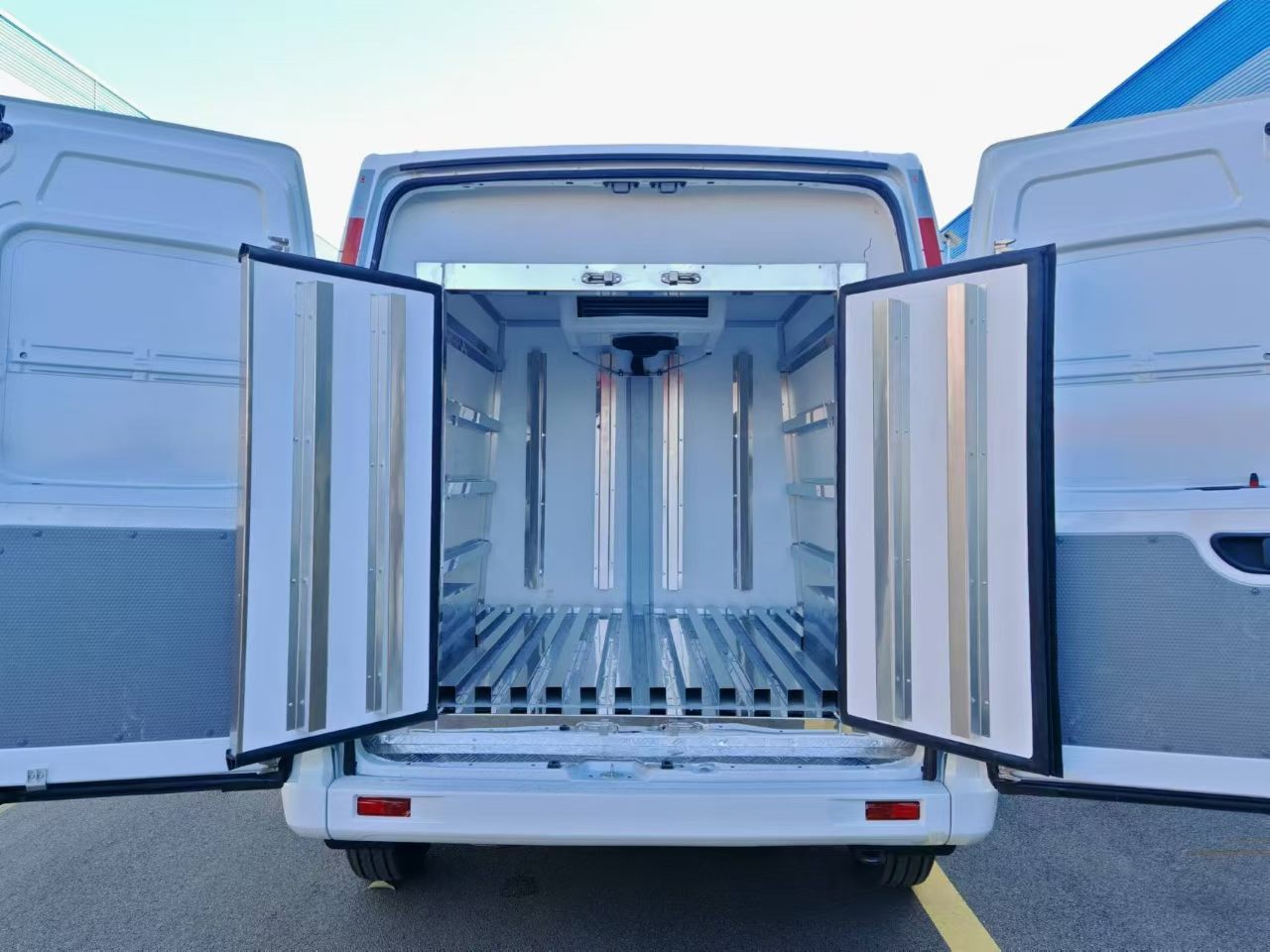 MAXUS bread refrigerated van diesel engine