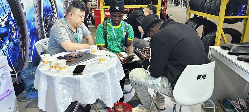 Canton Fair Sees a Surge in Orders! International Buyers Compete with Cash for Rislife KUMA Tires