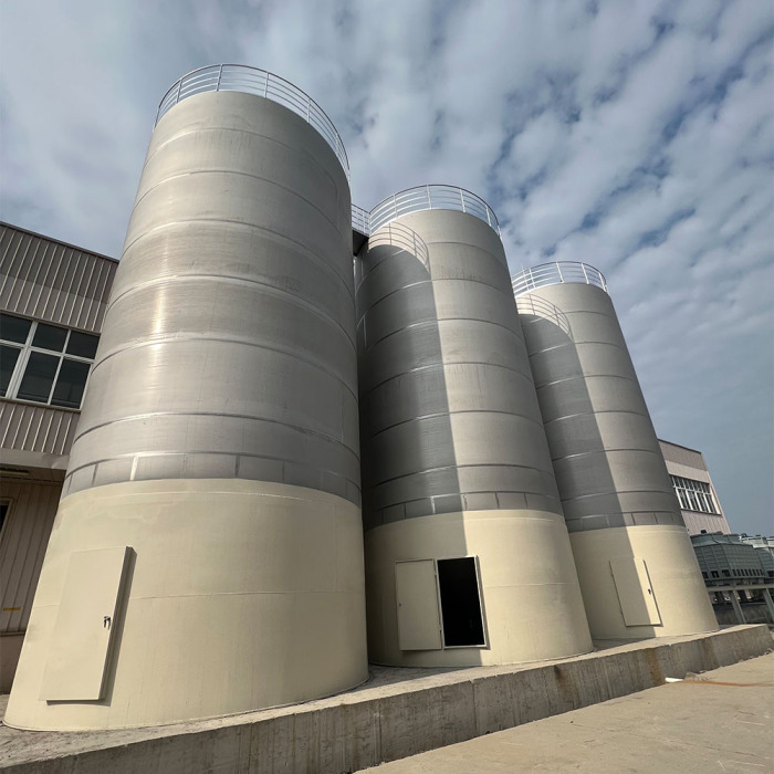 Silo penyimpanan bahan baku luar ruangan besar