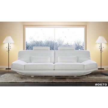 Sofá de couro branco luxuoso com base de cromo elegante