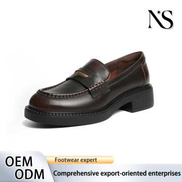 Mocasines Penny de cuero bruñido marrón con tacón en bloque