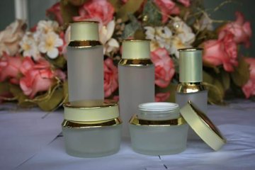 Foundation cream for renovating looks