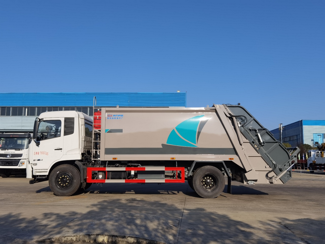 Swing Arm Garbage Truck Optimized for Street Use