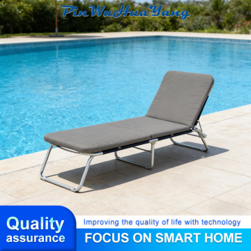 Chaise longue pliante pour la détente au bord de la piscine