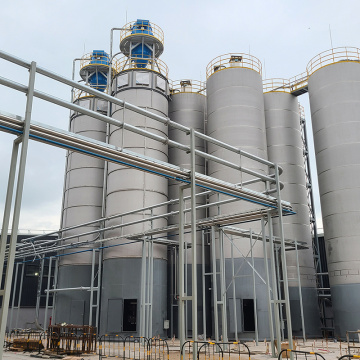 Grandes silos de almacenamiento de materia prima al aire libre