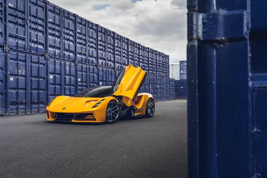 O mais poderoso carro de produção Lotus Evija Yellow