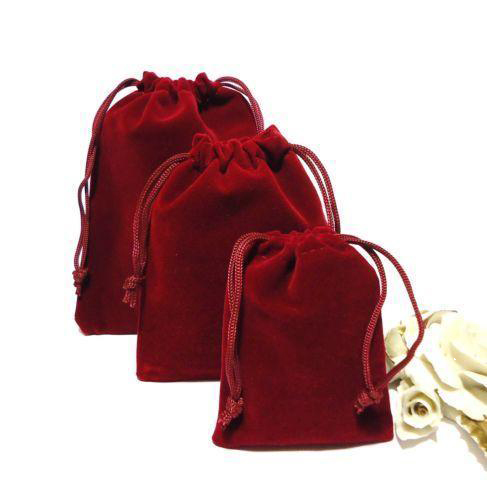 Bolsa de terciopelo rojo con cadena roja