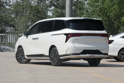 Fengxing Xinghai V9 Luxury Plug-in Hybrid - Top Speed 180km/h, 154 Horsepower