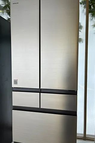 Refrigerator horizontal grain brushed metal panel