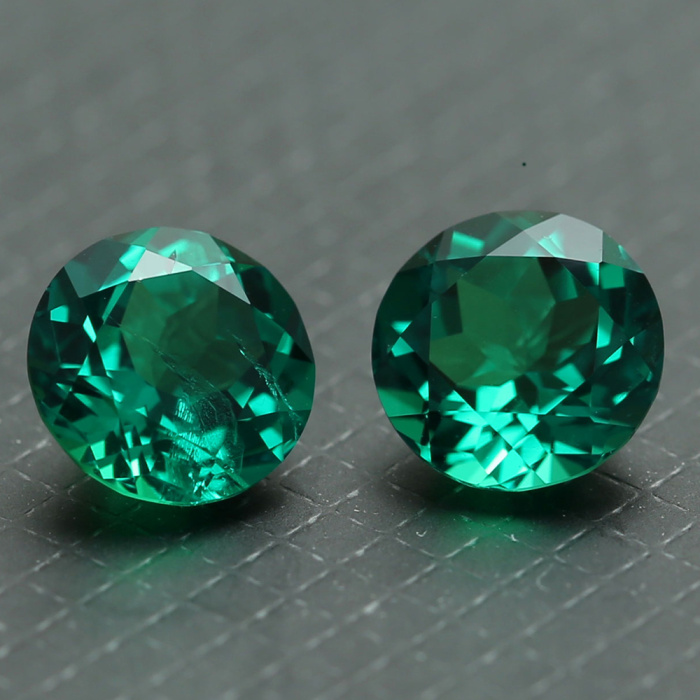 Émeraude hydrothermale ronde de couleur verte de Colombie, taille brillant