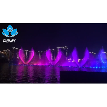 Otelin Önünde Çeşitli Şekillerde Müzikli Çeşme