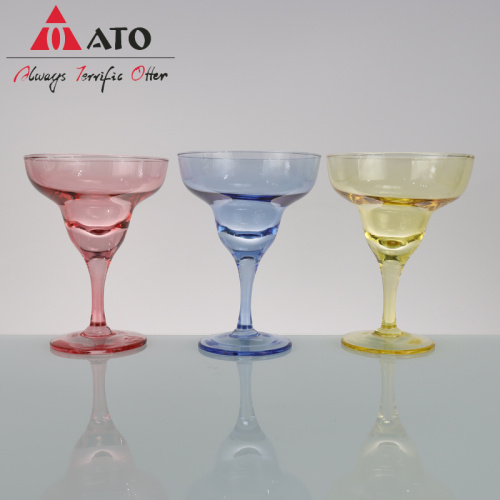 Cálice de vidro de martini com copo de champanhe com vinhos de caule