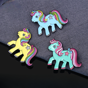 Aangepaste emailpennen: gepersonaliseerde goudontwerp magnetische broches voor hoeden en badges