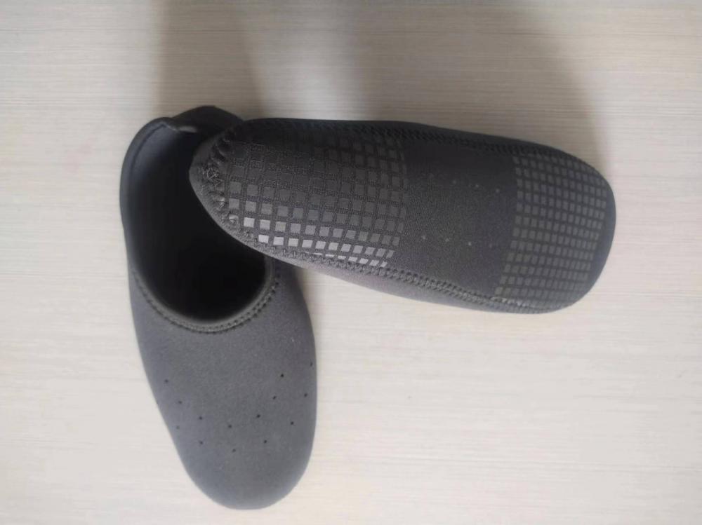 Slip en néoprène sur des pantoufles extérieures intérieures sur des chaussures