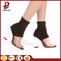 Sandali in tallone con cuciture in PVC elastico