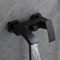 Set de douche noire en or brossé à température constante