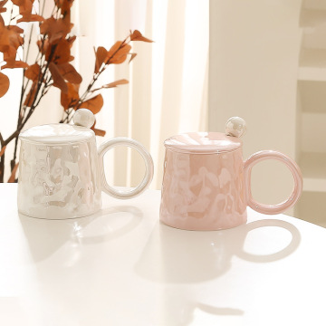 Tasse en céramique colorée avec couverture et cuillère - tasse de petit-déjeuner de style populaire