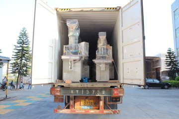 vertical injection molding machine