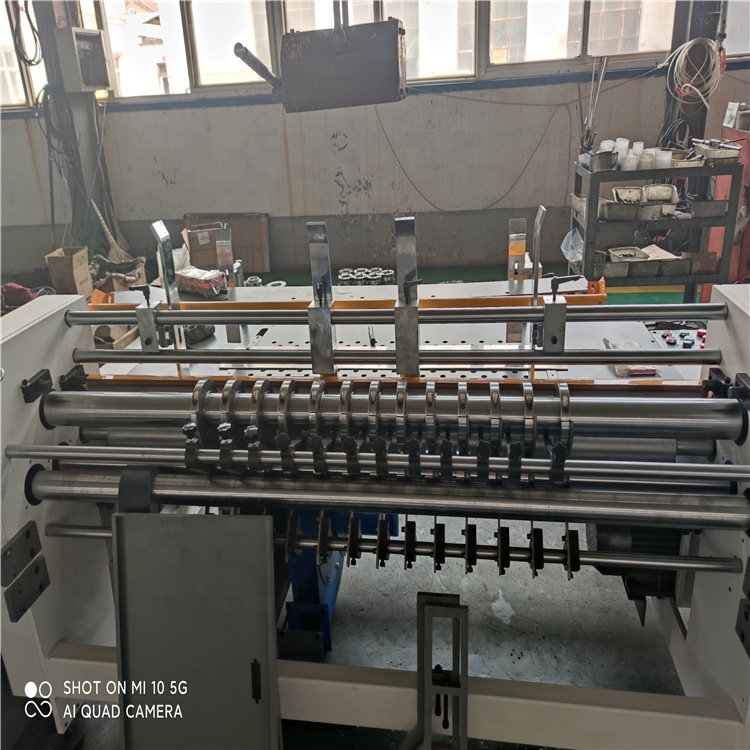 Automatic paper sloter partition machine