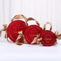Caixa vermelha de veludo redondo de chocolate da porta de casamento