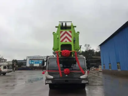 300T Tricycle All Terrain Crane Zoomlion Zat3000