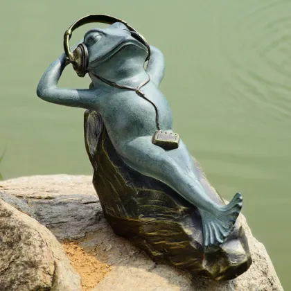 With mother's love as the theme of the frog sculpture on a fishing trip