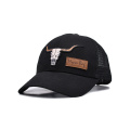 Black Mesh Trucker Hat med brodert