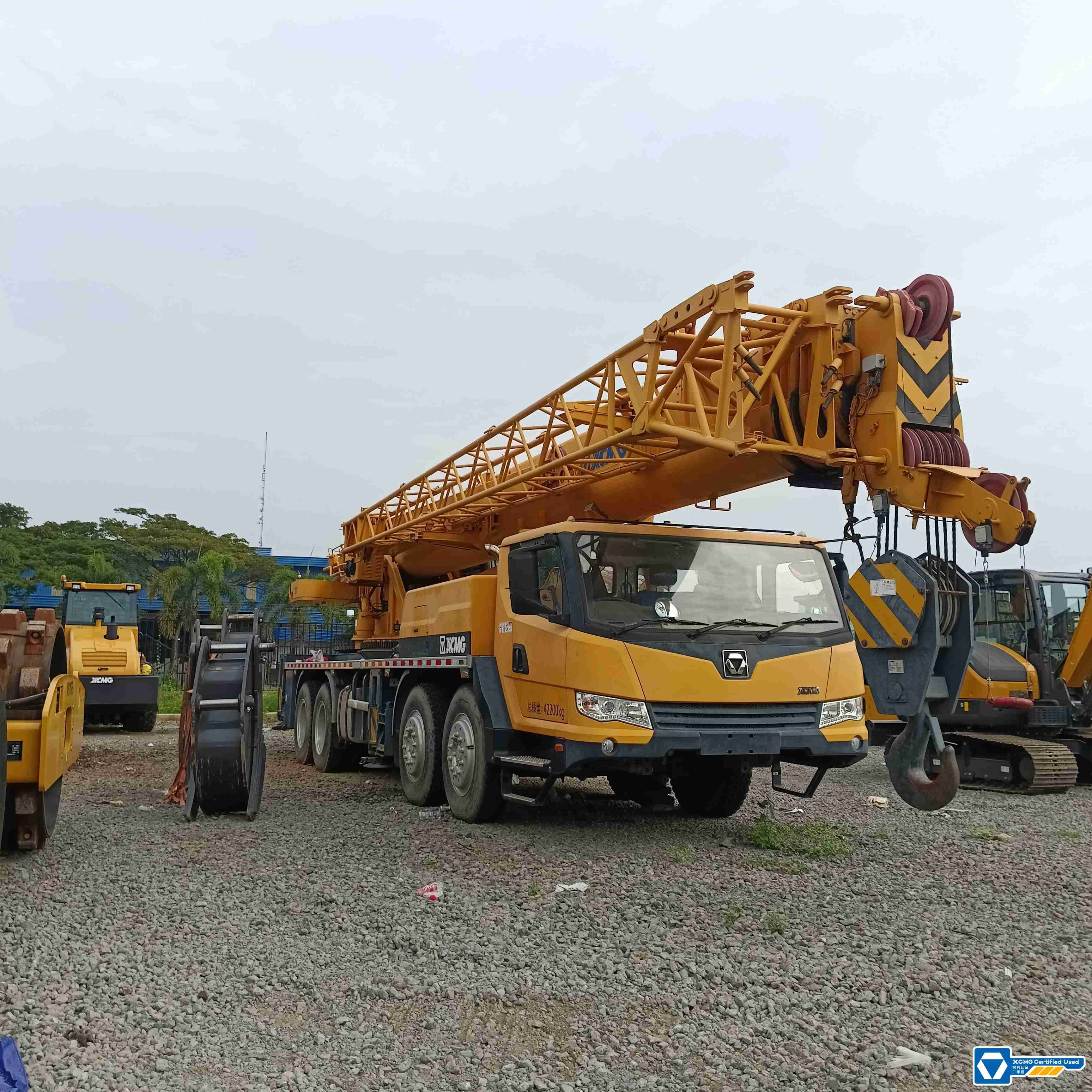 Used XCMG truck crane with 25 ton capacity, compact and powerful Used XCMG truck crane with 25 ton capacity, compact and powerful