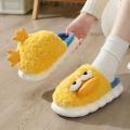 Lindas zapatillas caseras de peluche de pato amarillo