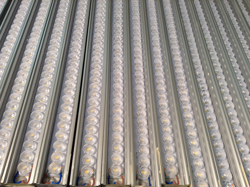 Outdoor wall wash lighting