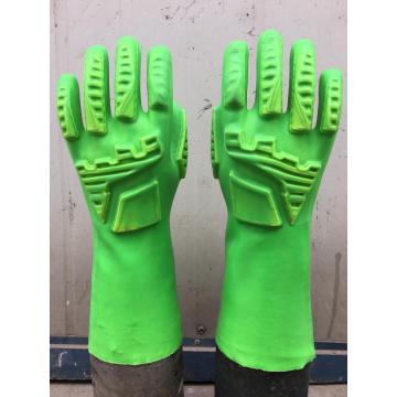 緑のポリ塩化ビニールの手袋を手に戻します