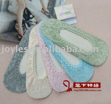 Lace liner with cushion