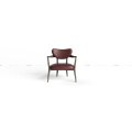 Sillón de curva elegante con asiento de cuero rojo intenso