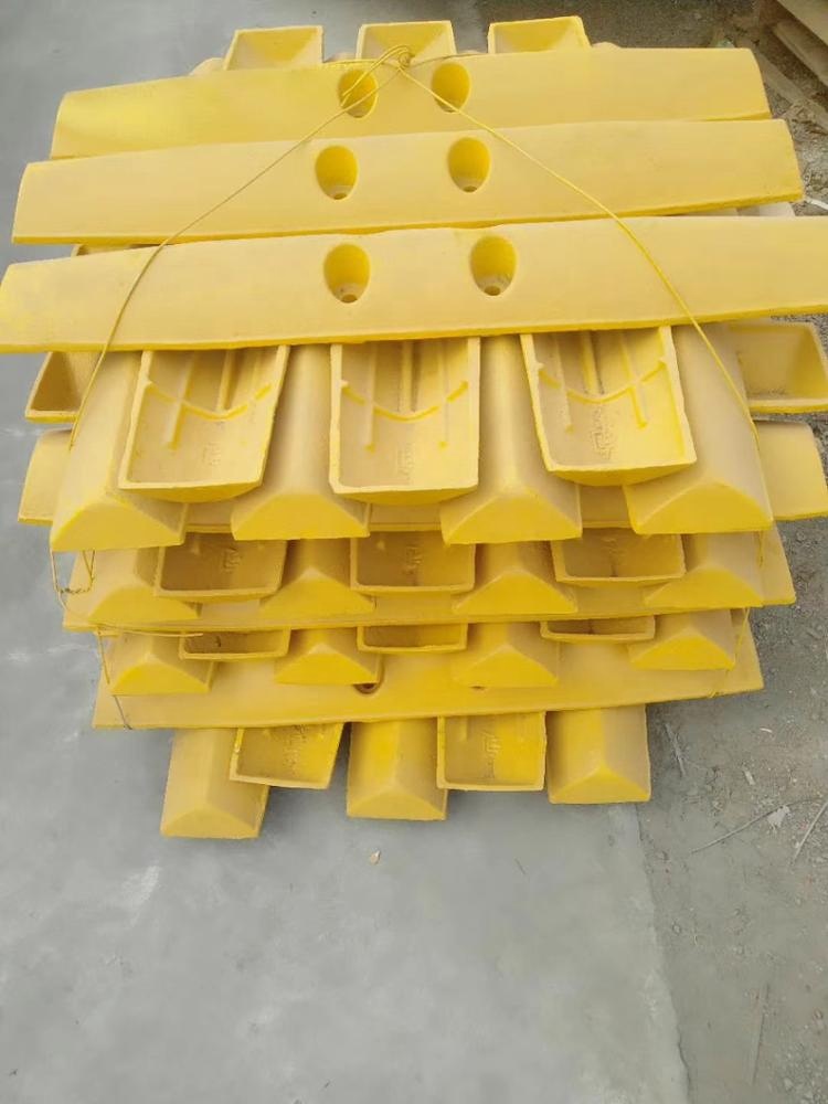 Башмак 14y-32-11110. Башмак 915мм komatsu d65. Гусеничный башмак. Башмак 560 мм cat d6r. Гайка 700-30-2249 башмака гусеницы для бульдозера.