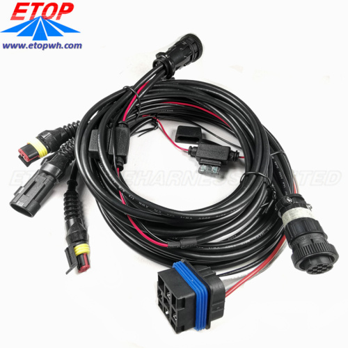 복잡한 자동차 ECU 및 릴레이 커넥터 케이블 하네스