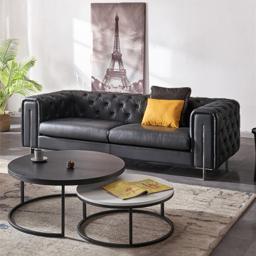Canapé Chesterfield en cuir noir avec des pieds en métal pour le bureau