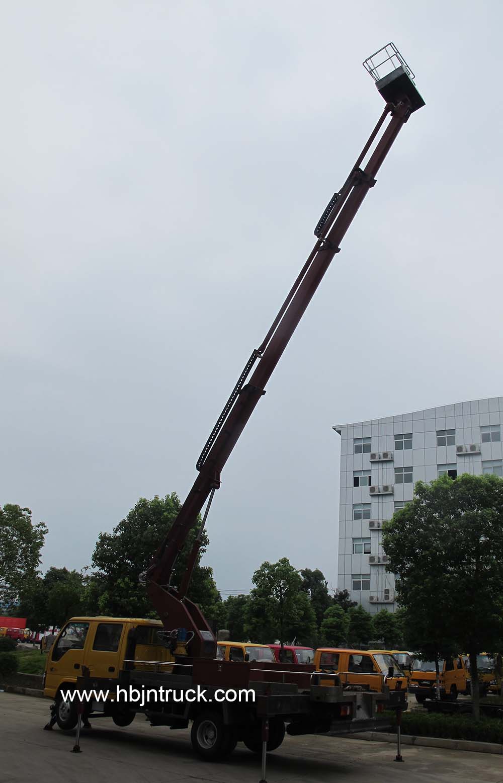 Isuzu bucket truck